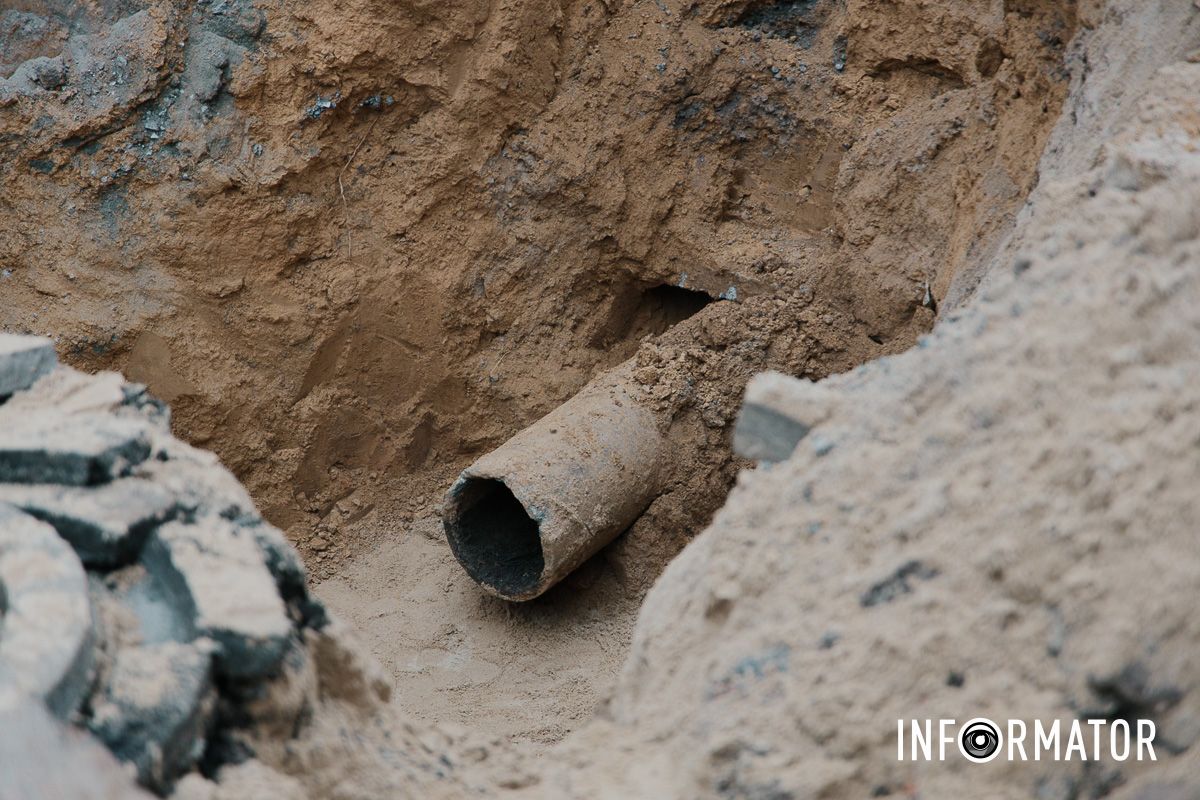 Здесь продолжаются работы по монтажу колодца В Днепре на Феодосия Макаревского из-за строительных работ частично перекрыта дорога 7