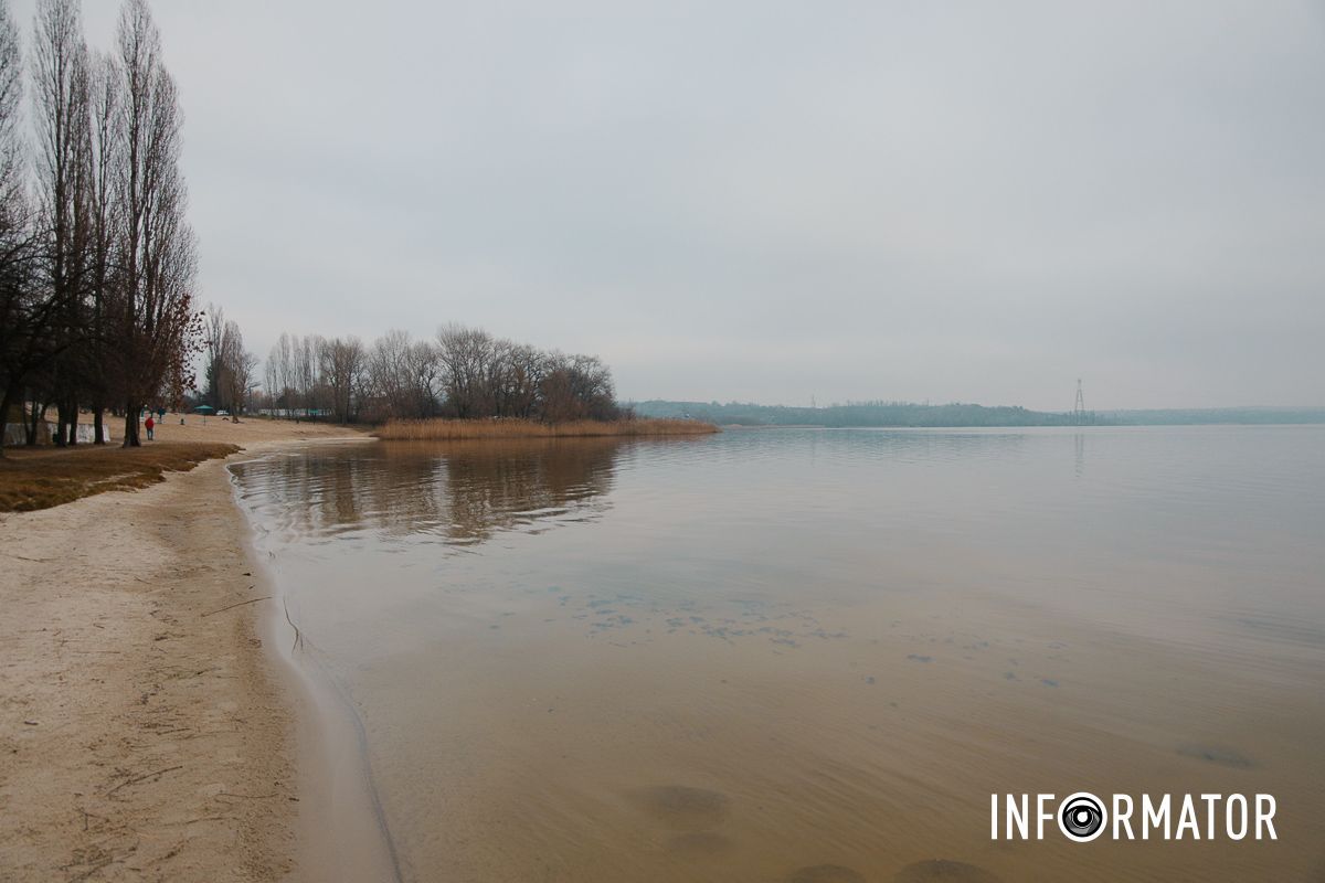 Слідів мазути на пляжі ми не знайшли У Дніпрі на Придніпровському пляжі берег вкрило мазутом: яка ситуація зараз 18