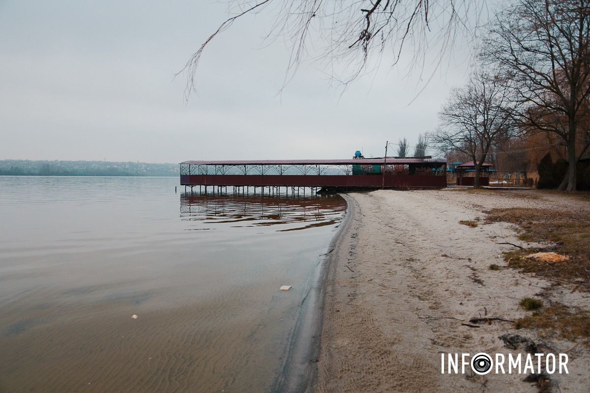 Усе чисто без ознак забрудення У Дніпрі на Придніпровському пляжі берег вкрило мазутом: яка ситуація зараз 19