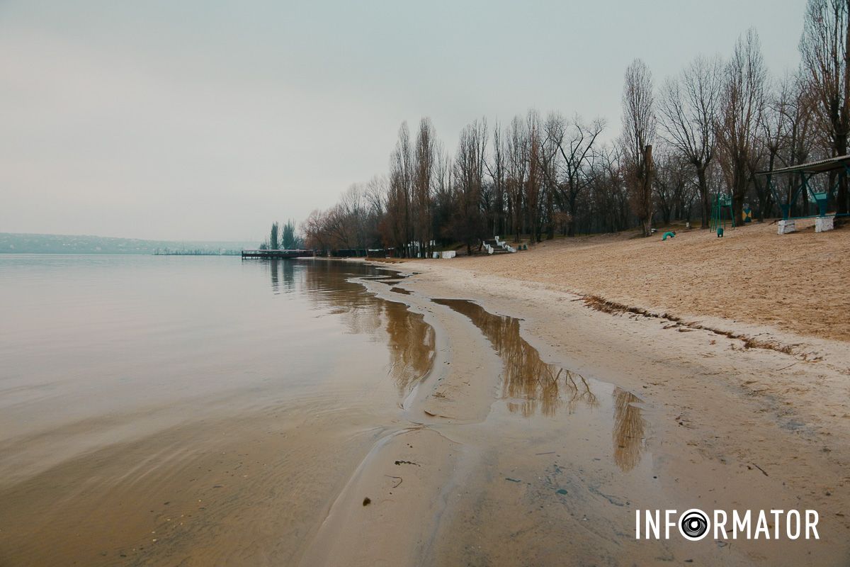 Територію до нашого приїзду вже прибрали комунальні служби У Дніпрі на Придніпровському пляжі берег вкрило мазутом: яка ситуація зараз 20