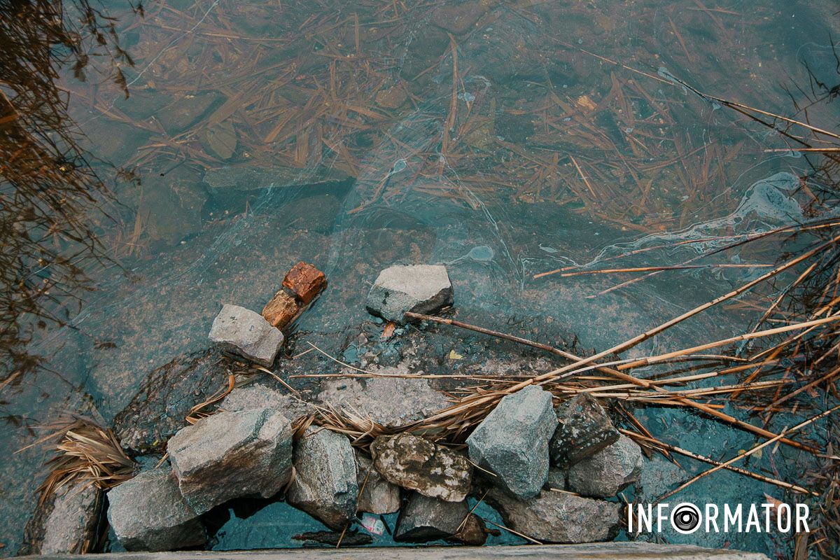 Краще не вживати цю воду У Дніпрі на Придніпровському пляжі берег вкрило мазутом: яка ситуація зараз 15