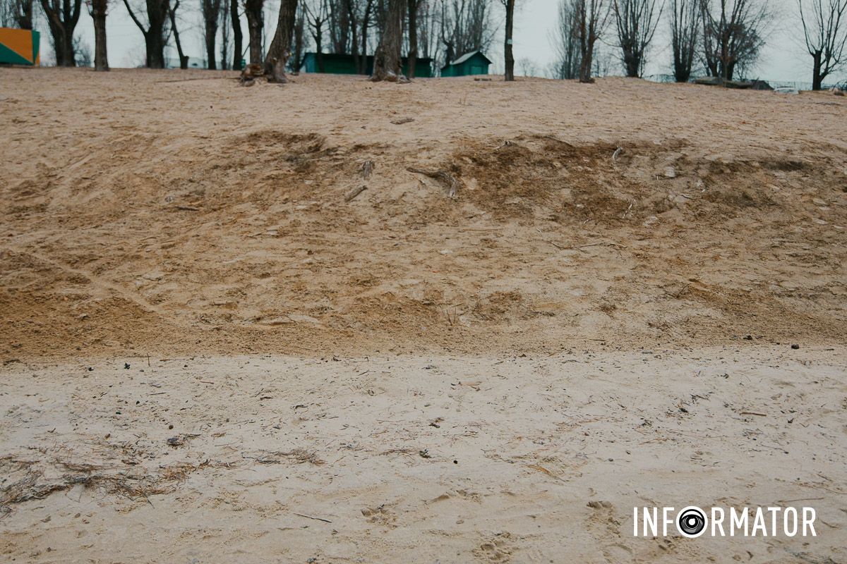 Територію прибрали  У Дніпрі на Придніпровському пляжі берег вкрило мазутом: яка ситуація зараз 26