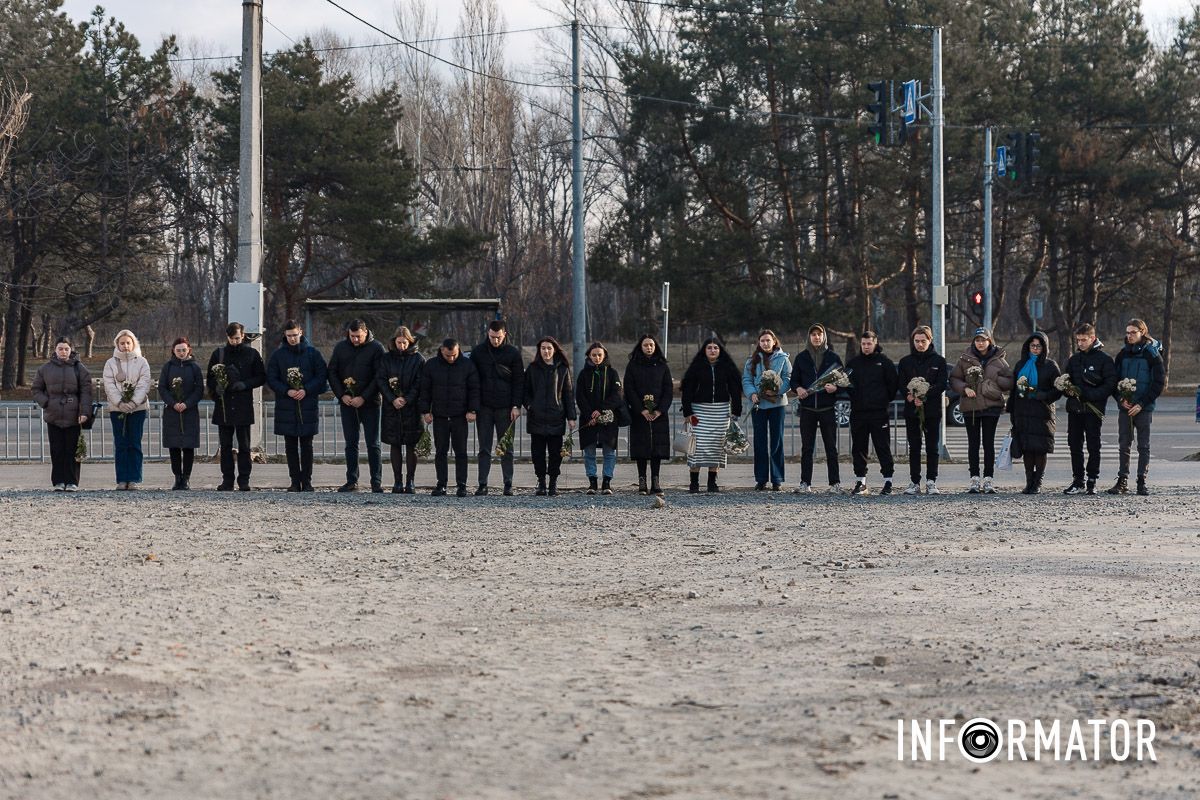 Людей прийшло небагато У Дніпрі на Набережній Перемоги вшанували пам’ять жертв будинку №118 2