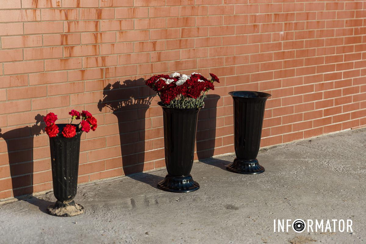 Внаслідок руйнації дому під завалами опинилися десятки людей У Дніпрі на Набережній Перемоги вшанували пам’ять жертв будинку №118 4