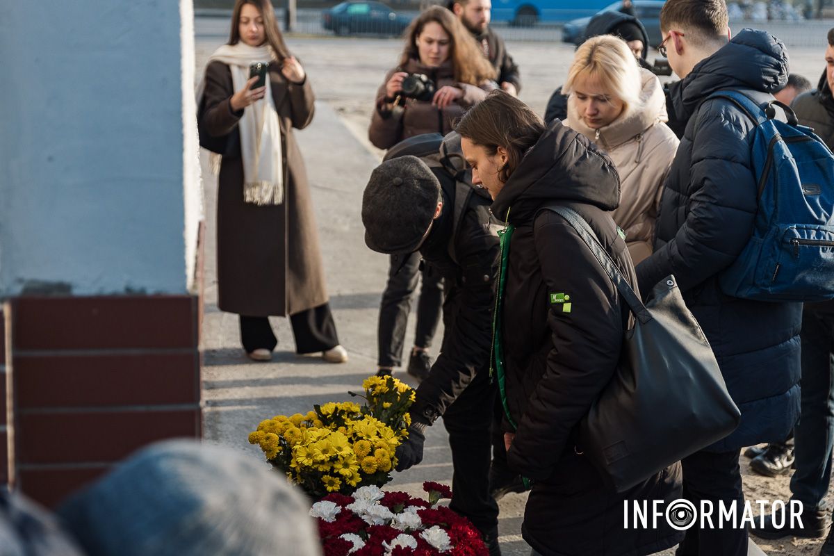 Рівно 2 роки тому, у 2023 році, у багатоповерхівку влучила російська ракета Х-22. У Дніпрі на Набережній Перемоги вшанували пам’ять жертв будинку №118 3