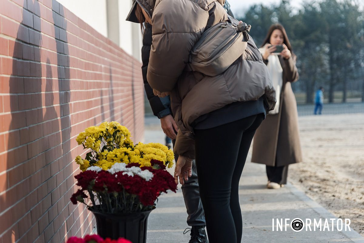 І саме зранку, 14 січня, місці де демонтували секції будинку, в який влучила ракета, пройшла церемонія вшанування пам’яті жертв російської агресії У Дніпрі на Набережній Перемоги вшанували пам’ять жертв будинку №118 7