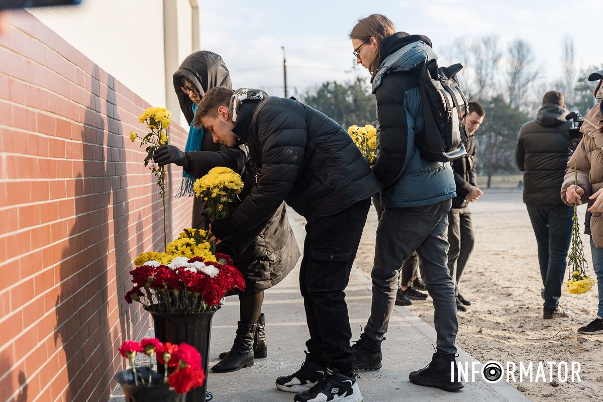 За офіційними даними, ракетна атака забрала життя 46 людей, серед них жертв - шестеро дітей У Дніпрі на Набережній Перемоги вшанували пам’ять жертв будинку №118 6