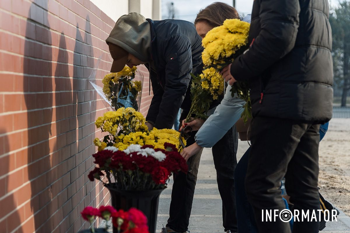 Однак людей прийшло й не дуже багато У Дніпрі на Набережній Перемоги вшанували пам’ять жертв будинку №118 8
