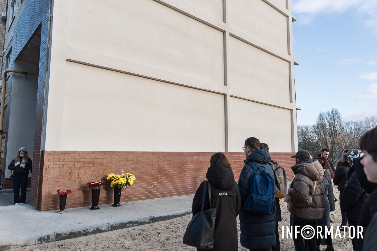 Серед них були й мешканці цього дому, які з жахом згадали події того страшного дня У Дніпрі на Набережній Перемоги вшанували пам’ять жертв будинку №118 10