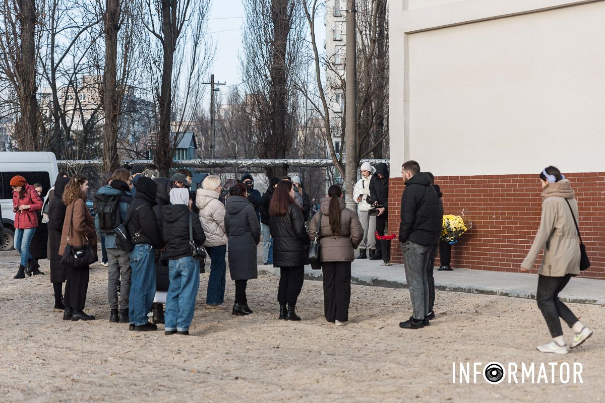 Люди зібралися близько 9-ї години ранку та принесли квіти прямо на місце колишнього під'їзду У Дніпрі на Набережній Перемоги вшанували пам’ять жертв будинку №118 9