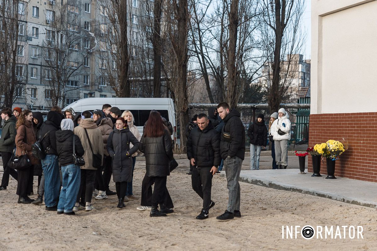 На жаль, нікого з влади міста та області ми на місці трагедії не побачили У Дніпрі на Набережній Перемоги вшанували пам’ять жертв будинку №118 12