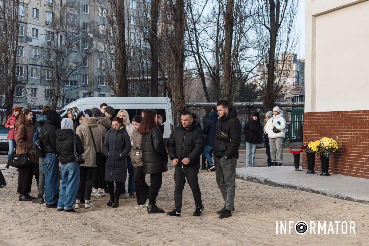 Вшанування пам'яті загиблих організовувала «Молодіжна рада Дніпра». У Дніпрі на Набережній Перемоги вшанували пам’ять жертв будинку №118 11