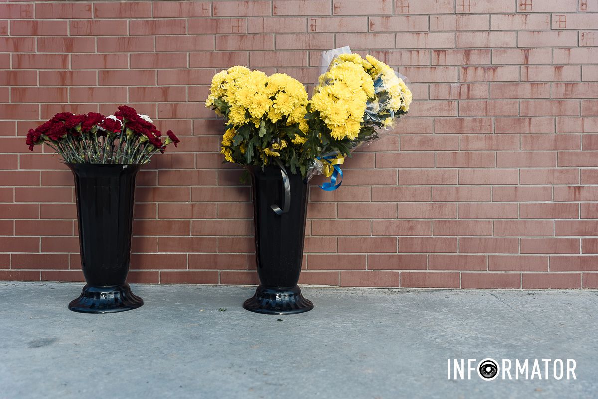 На жаль, нікого з влади міста та області ми на місці трагедії не побачили У Дніпрі на Набережній Перемоги вшанували пам’ять жертв будинку №118 14