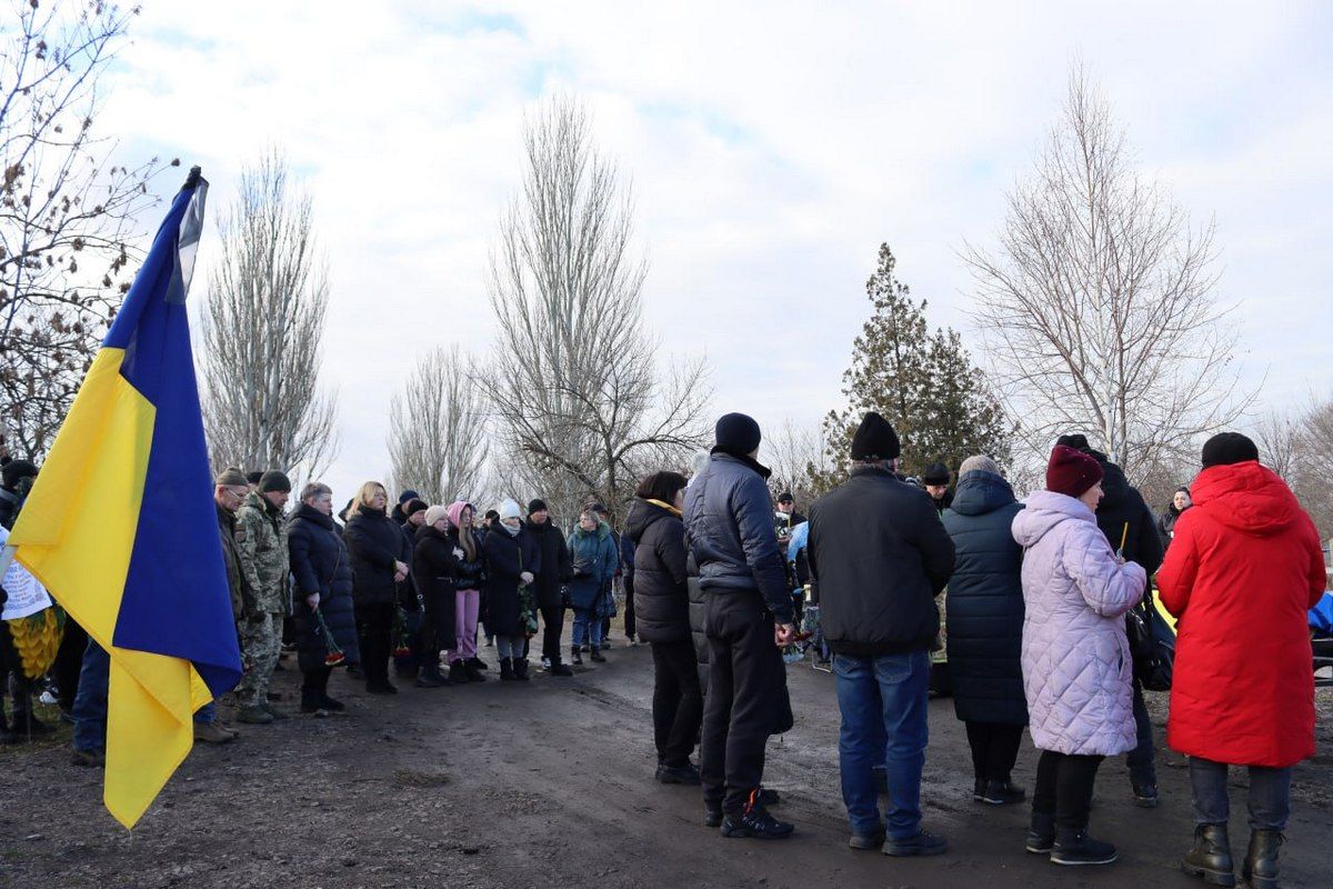 Віддано служив Україні: у Дніпропетровській області попрощалися з військовим Олександром Єсиповим 3