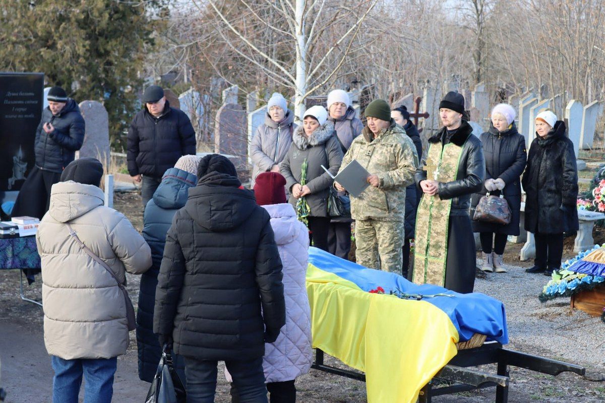 Віддано служив Україні: у Дніпропетровській області попрощалися з військовим Олександром Єсиповим 1