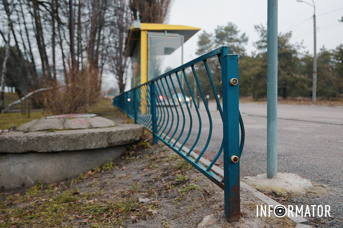 Паркан у остановки Как в Днепре на 20-летие Победы в период войны обустроили сквер более чем за 2 миллиона гривен 32