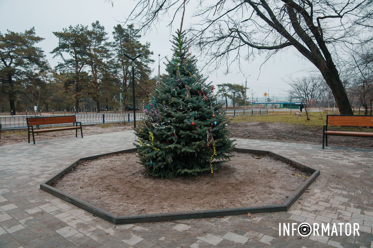 Украшенная елка Как в Днепре на 20-летие Победы в период войны обустроили сквер более чем за 2 миллиона гривен 34