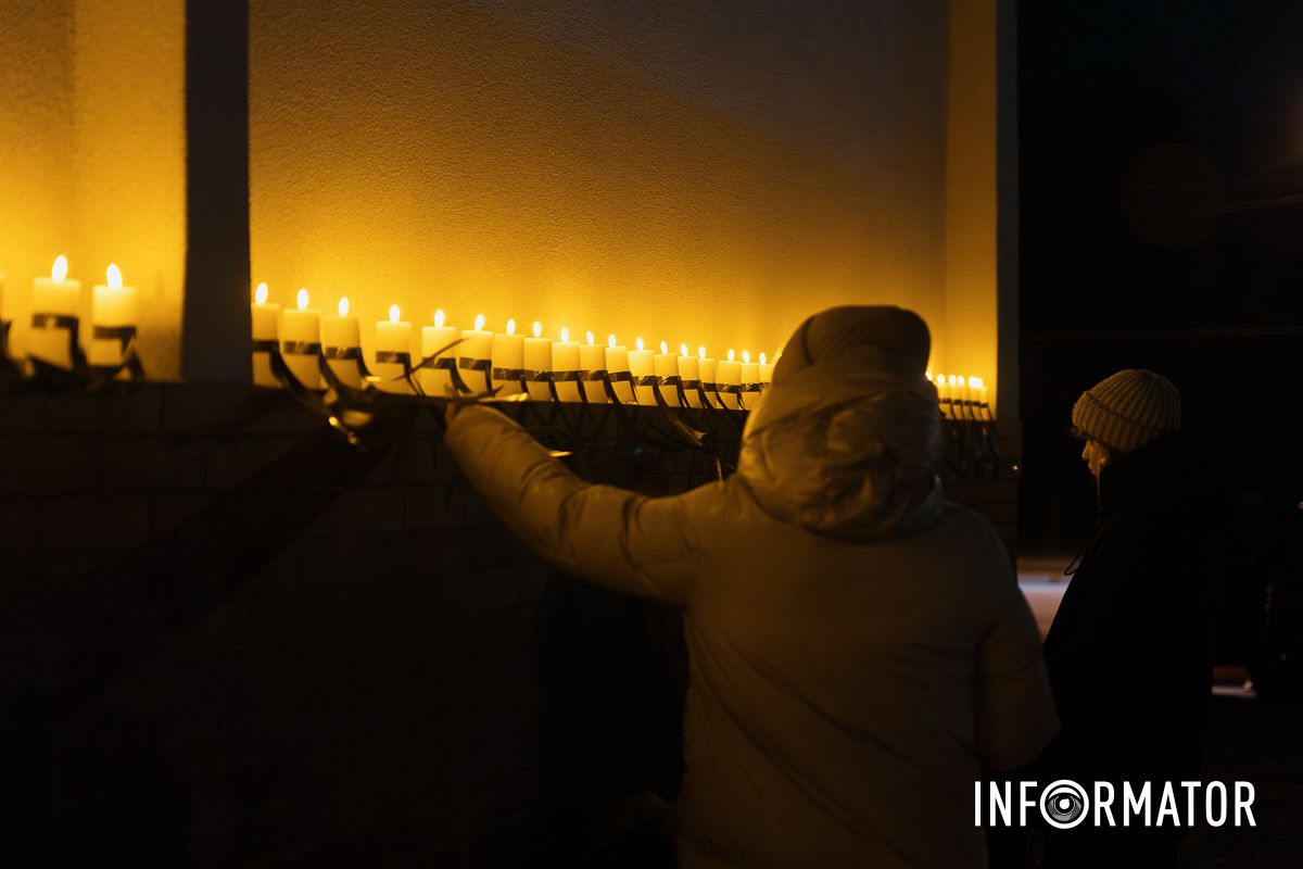 46 свічок пам’яті: на Набережній Перемоги у Дніпрі вшанували загиблих від влучання російської ракети по будинку 2