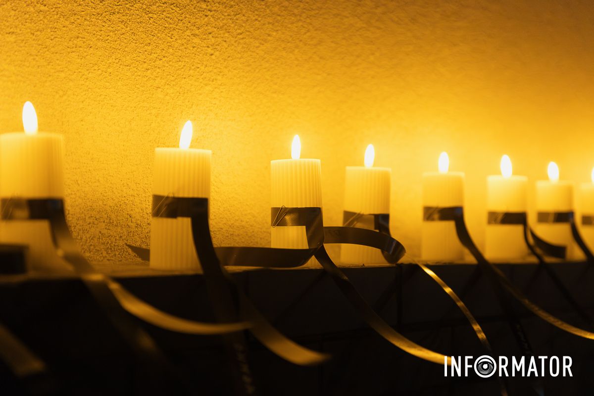 46 свічок пам’яті: на Набережній Перемоги у Дніпрі вшанували загиблих від влучання російської ракети по будинку 3