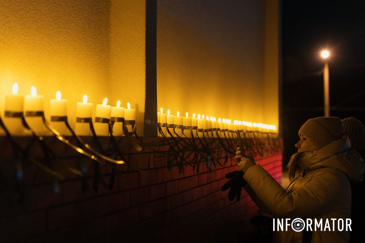 46 свічок пам’яті: на Набережній Перемоги у Дніпрі вшанували загиблих від влучання російської ракети по будинку 4