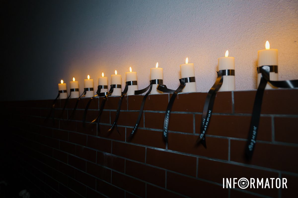 46 свічок пам’яті: на Набережній Перемоги у Дніпрі вшанували загиблих від влучання російської ракети по будинку 6