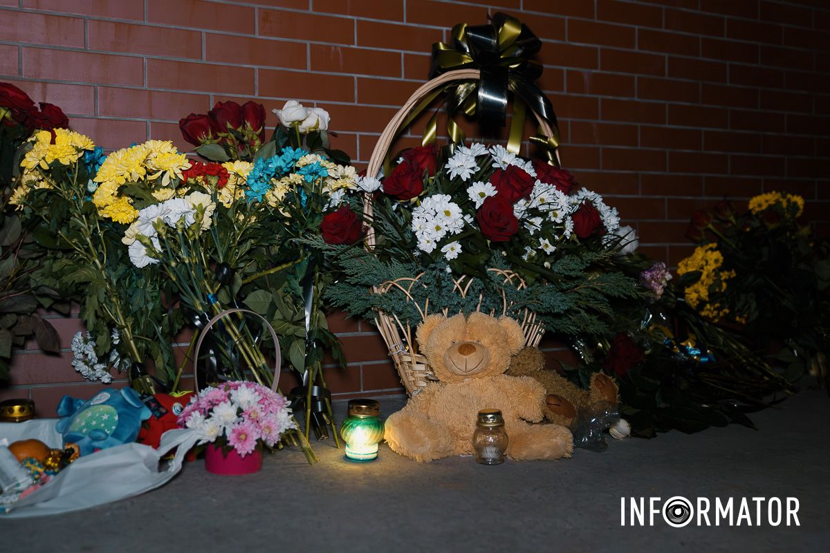 46 свічок пам’яті: на Набережній Перемоги у Дніпрі вшанували загиблих від влучання російської ракети по будинку 8