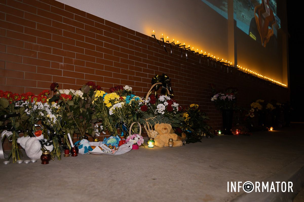 46 свічок пам’яті: на Набережній Перемоги у Дніпрі вшанували загиблих від влучання російської ракети по будинку 9