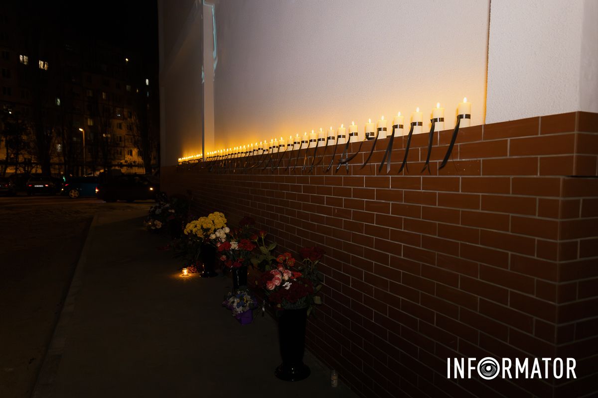 46 свічок пам’яті: на Набережній Перемоги у Дніпрі вшанували загиблих від влучання російської ракети по будинку 10