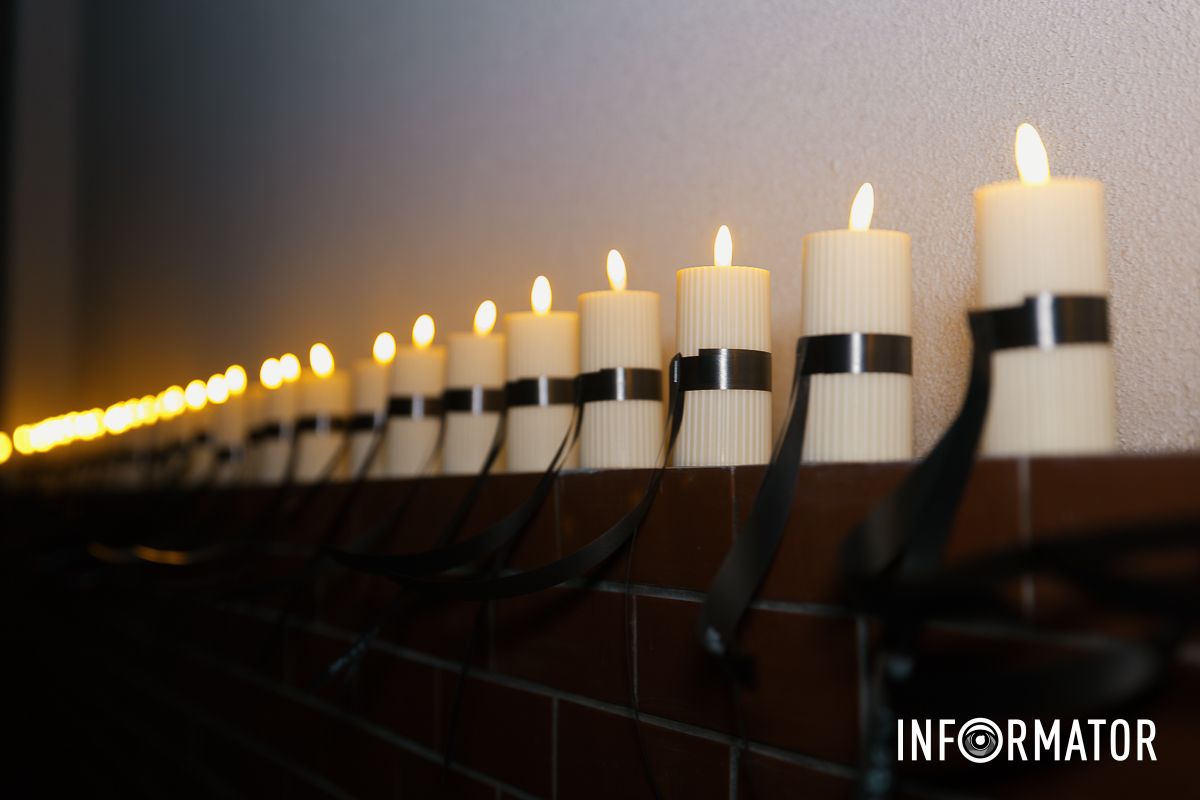 46 свічок пам’яті: на Набережній Перемоги у Дніпрі вшанували загиблих від влучання російської ракети по будинку 11