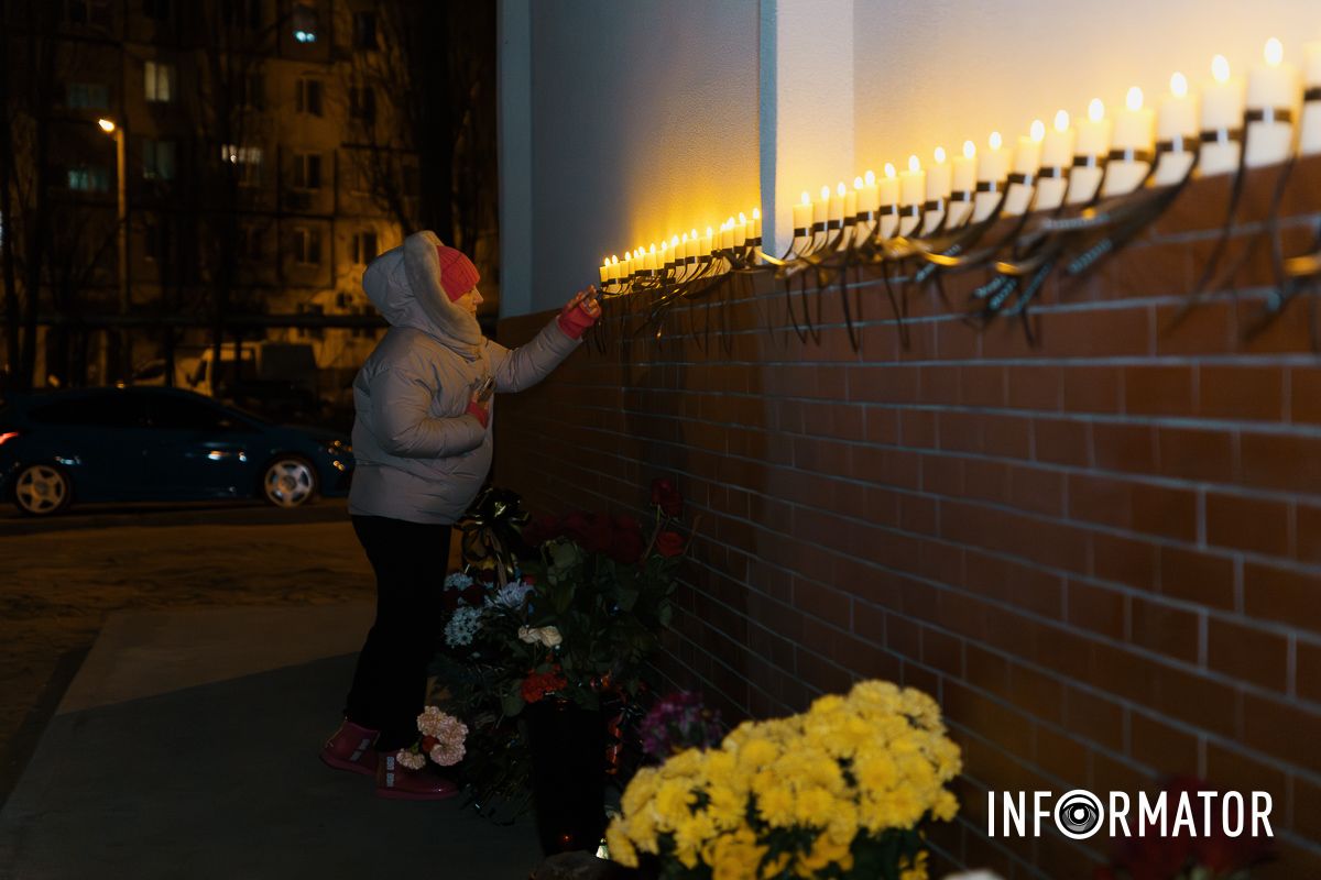 46 свічок пам’яті: на Набережній Перемоги у Дніпрі вшанували загиблих від влучання російської ракети по будинку 12