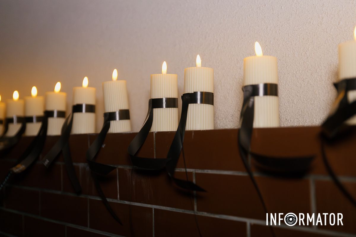 46 свічок пам’яті: на Набережній Перемоги у Дніпрі вшанували загиблих від влучання російської ракети по будинку 13
