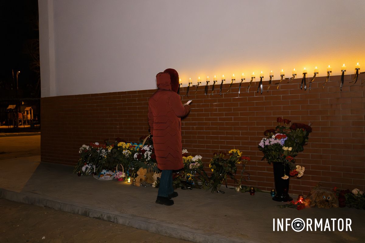46 свічок пам’яті: на Набережній Перемоги у Дніпрі вшанували загиблих від влучання російської ракети по будинку 15