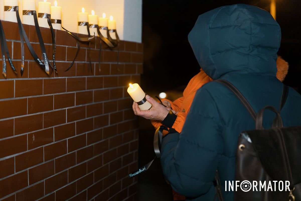 46 свічок пам’яті: на Набережній Перемоги у Дніпрі вшанували загиблих від влучання російської ракети по будинку 16