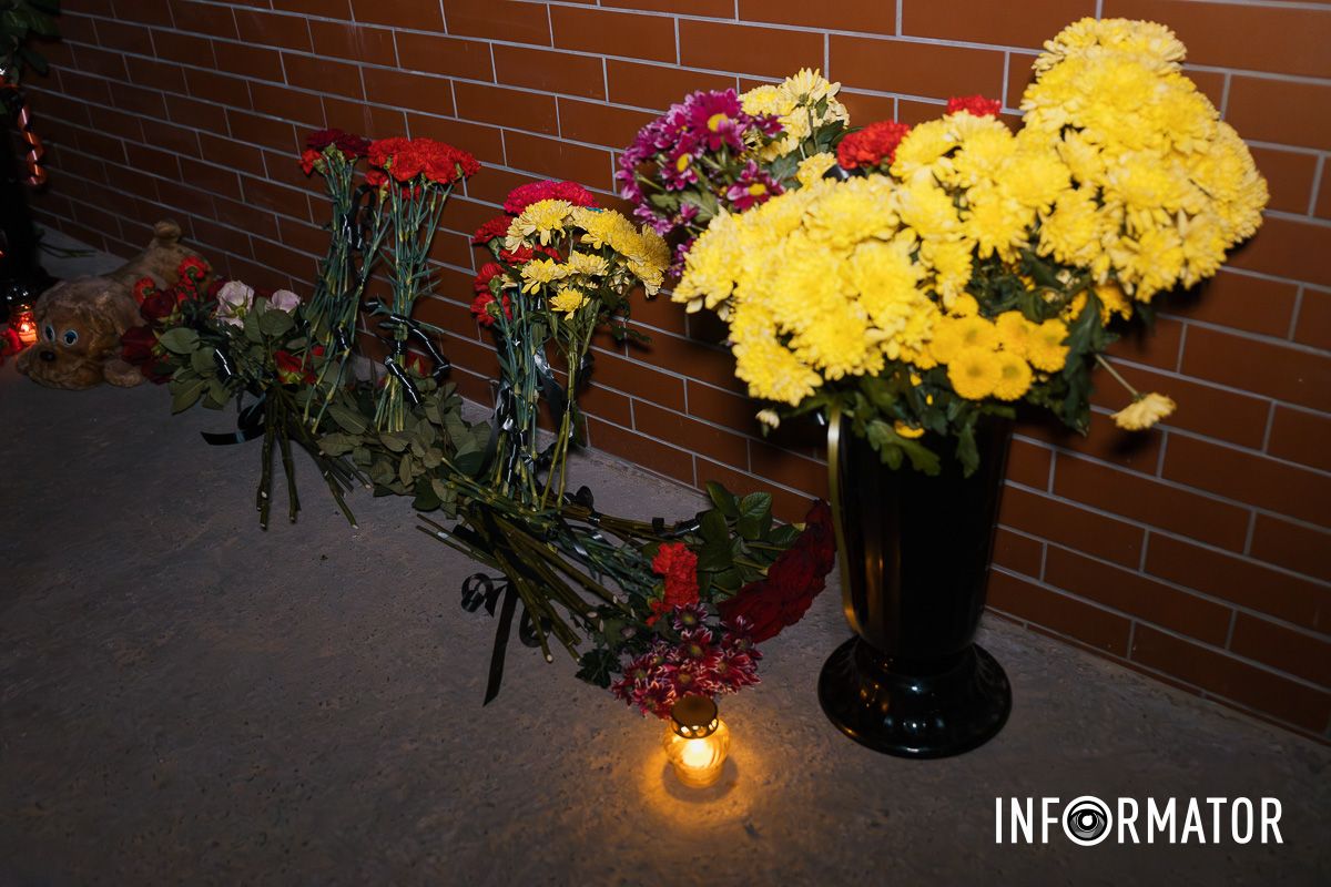 46 свічок пам’яті: на Набережній Перемоги у Дніпрі вшанували загиблих від влучання російської ракети по будинку 18