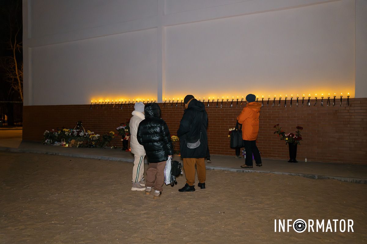 46 свічок пам’яті: на Набережній Перемоги у Дніпрі вшанували загиблих від влучання російської ракети по будинку 19
