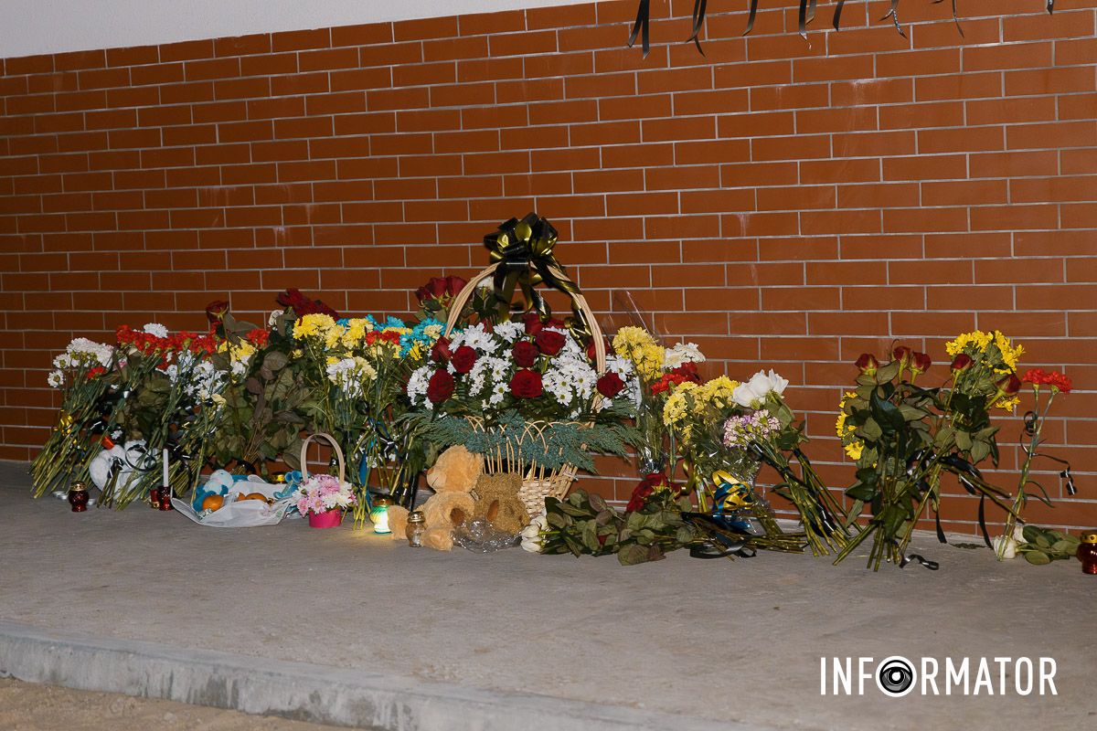 46 свічок пам’яті: на Набережній Перемоги у Дніпрі вшанували загиблих від влучання російської ракети по будинку 20