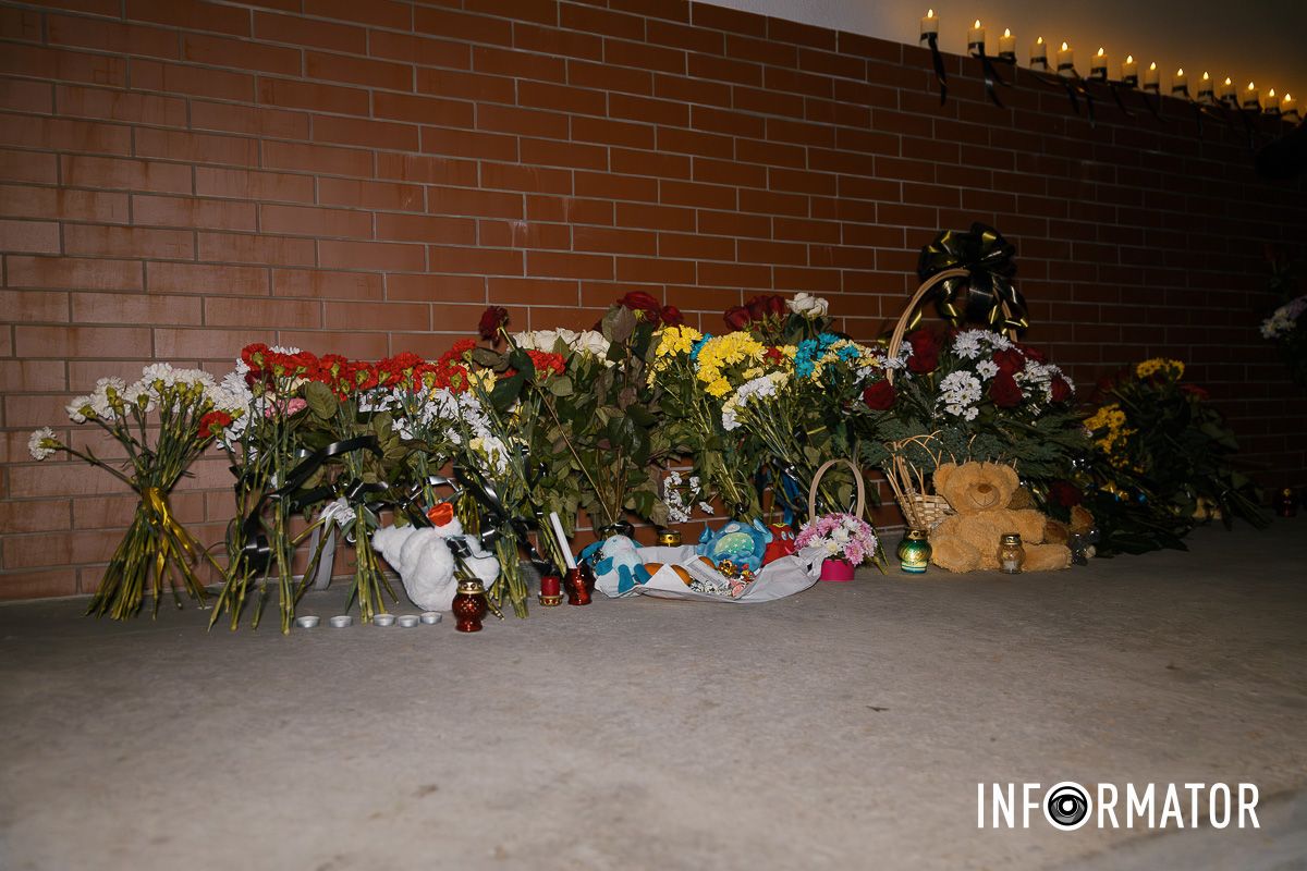 46 свічок пам’яті: на Набережній Перемоги у Дніпрі вшанували загиблих від влучання російської ракети по будинку 23