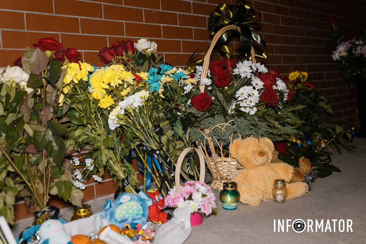 46 свічок пам’яті: на Набережній Перемоги у Дніпрі вшанували загиблих від влучання російської ракети по будинку 24