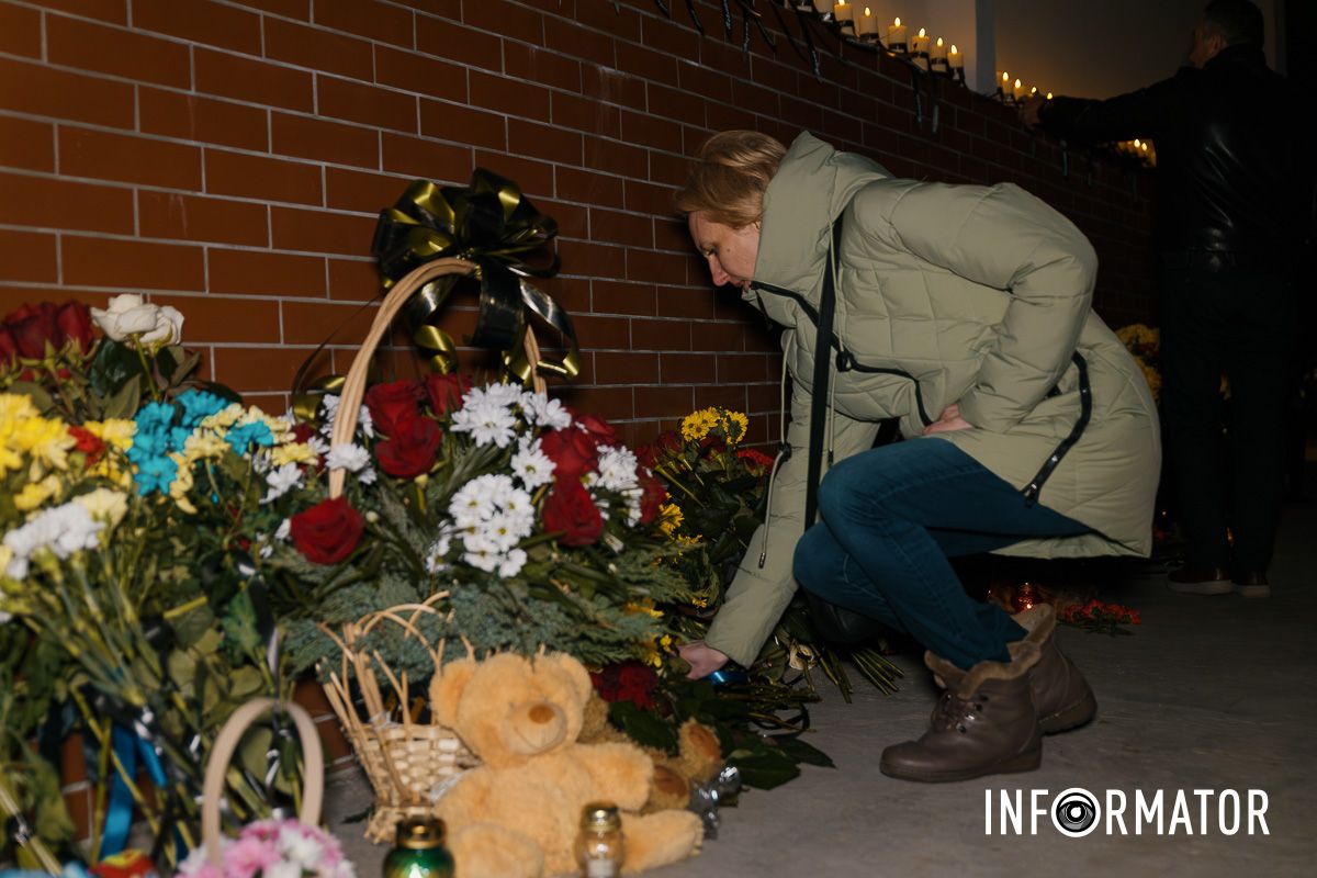 46 свічок пам’яті: на Набережній Перемоги у Дніпрі вшанували загиблих від влучання російської ракети по будинку 25