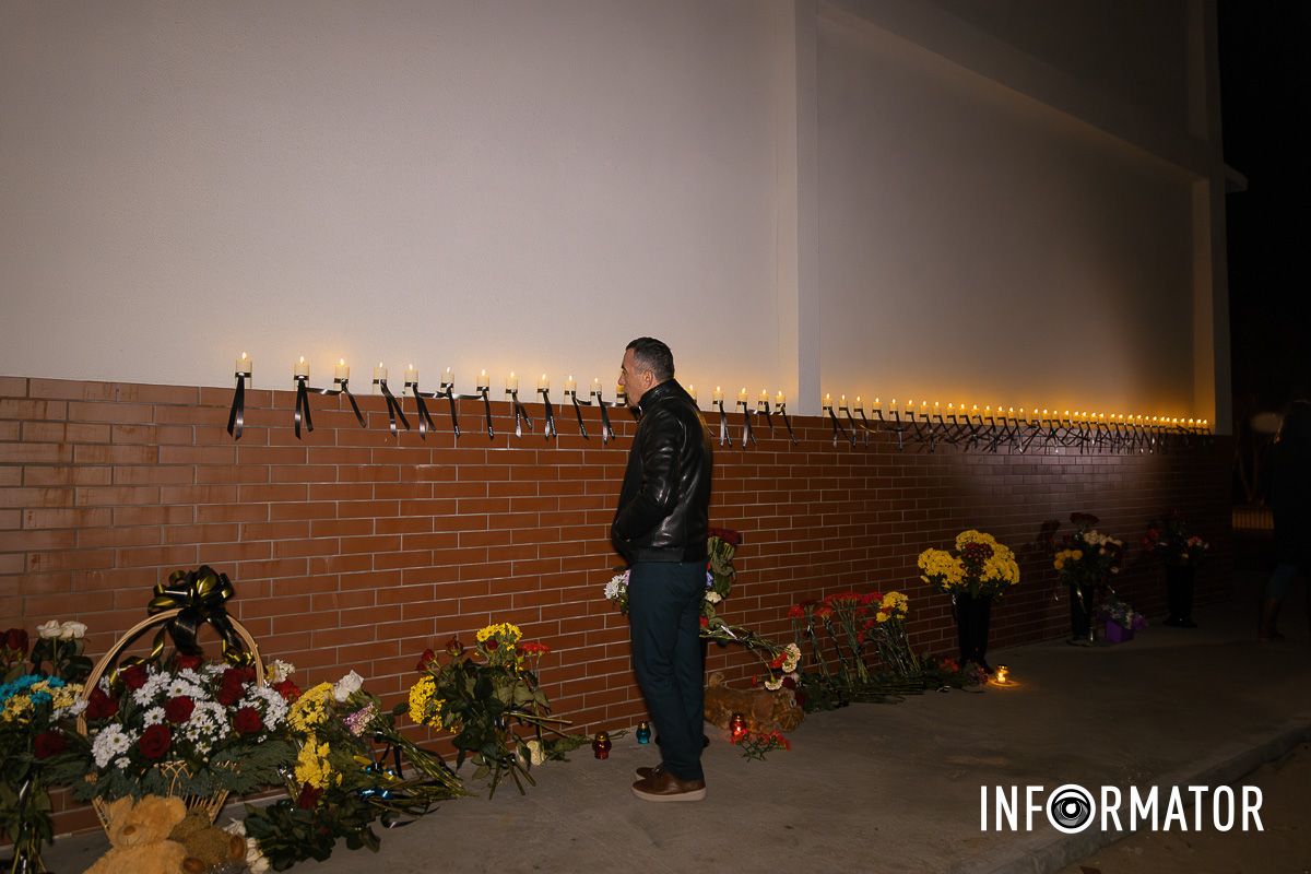 46 свічок пам’яті: на Набережній Перемоги у Дніпрі вшанували загиблих від влучання російської ракети по будинку 27