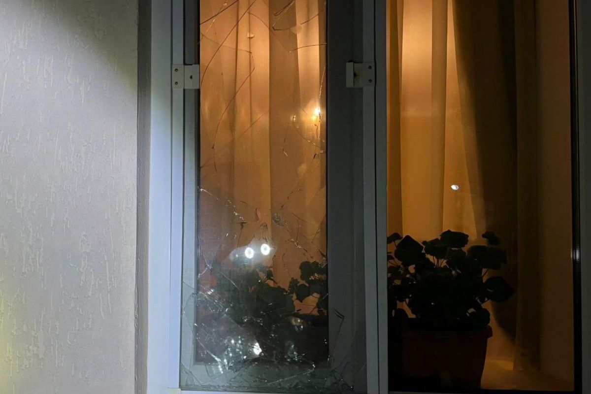 Понівечені зо три десятки приватних будинків