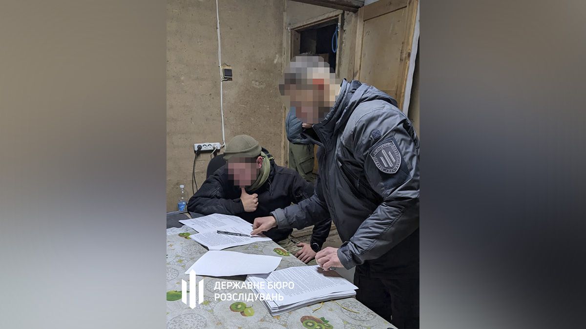 Щоб формально дотриматись закону, він навіть розлучився з нею, але подружжя продовжувало перебувати у родинних відносинах Щоб формально дотриматись закону, він навіть розлучився з нею, але подружжя продовжувало перебувати у родинних відносинах