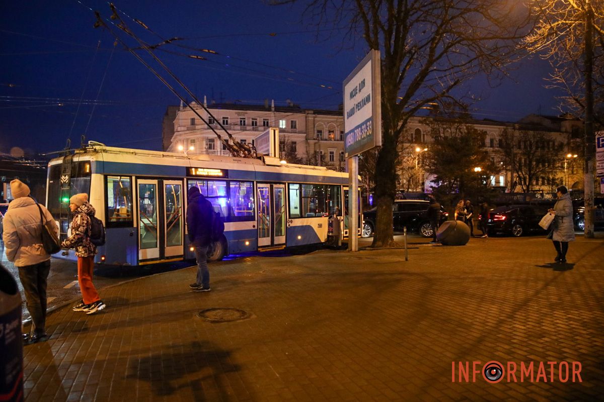 Движение несколько усложнено. На дороге находятся обломки Видео момента ДТП: в Днепре на Яворницкого столкнулись Toyota и Honda, один из автомобилей едва не улетел у людей на тротуаре 9