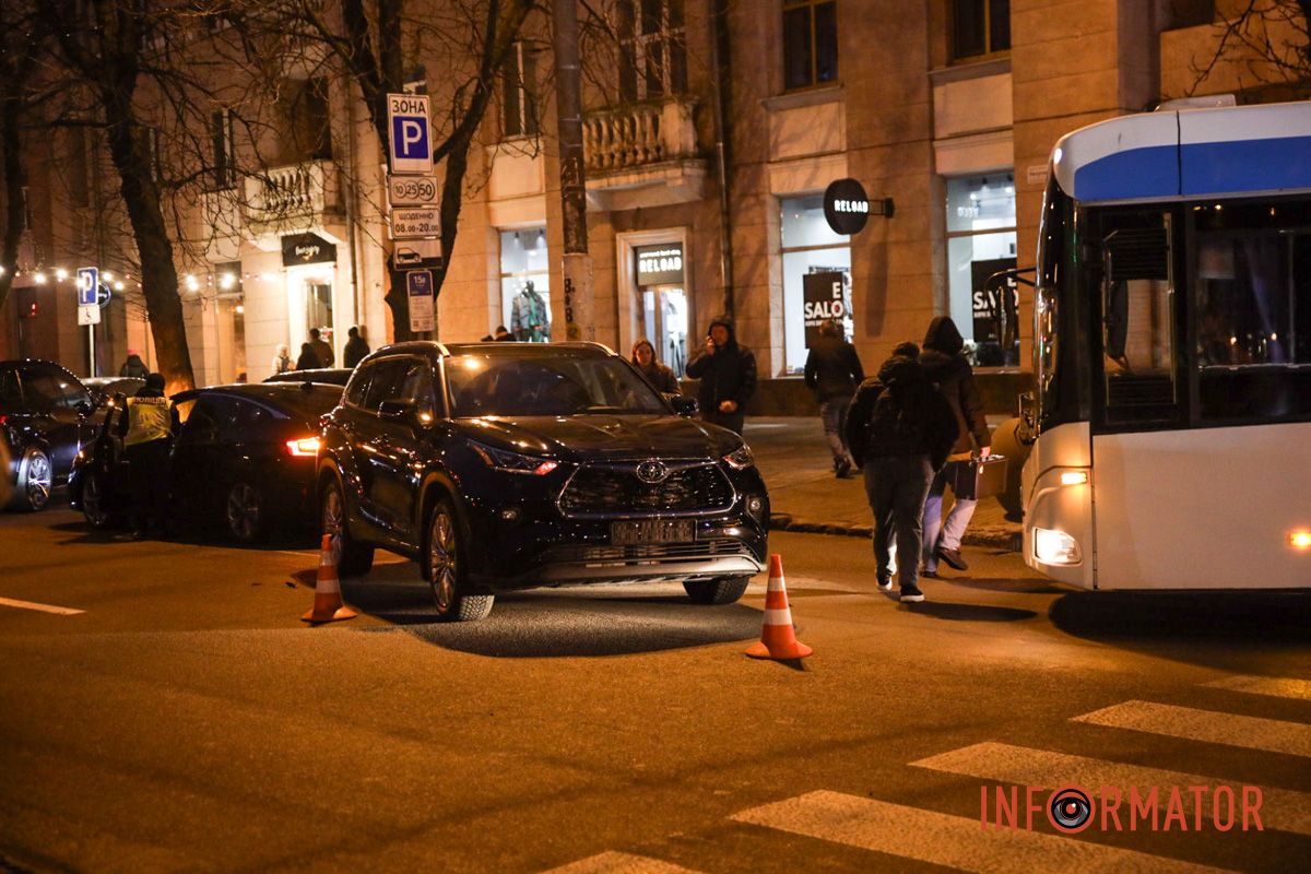 ДТП на перекрестке проспекта Яворницкого и улицы Лазаря Глобы Видео момента ДТП: в Днепре на Яворницкого столкнулись Toyota и Honda, один из автомобилей едва не улетел у людей на тротуаре 1