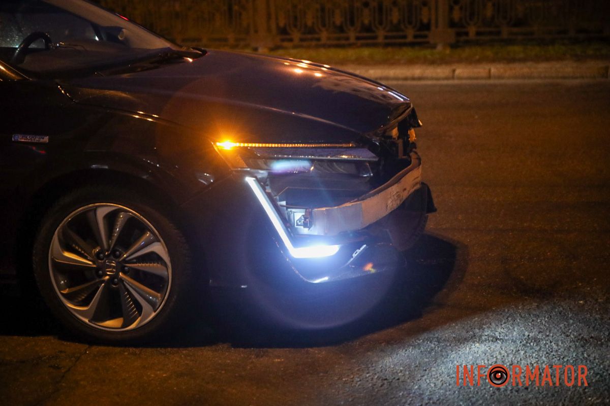 По состоянию на 17:00 на месте работают патрульные полицейские Видео момента ДТП: в Днепре на Яворницкого столкнулись Toyota и Honda, один из автомобилей едва не улетел у людей на тротуаре 5