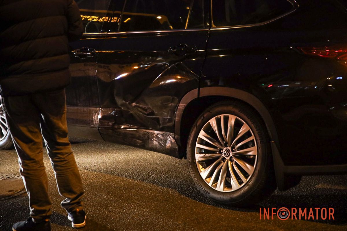 Toyota чуть не улетела у людей на тротуаре Видео момента ДТП: в Днепре на Яворницкого столкнулись Toyota и Honda, один из автомобилей едва не улетел у людей на тротуаре 7