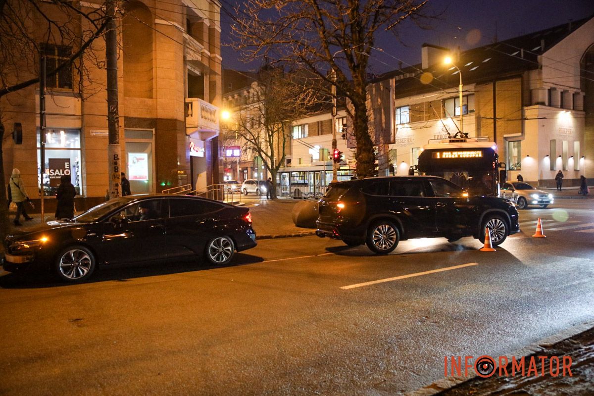 Информации о пострадавших пока нет Видео момента ДТП: в Днепре на Яворницкого столкнулись Toyota и Honda, один из автомобилей едва не улетел у людей на тротуаре 6