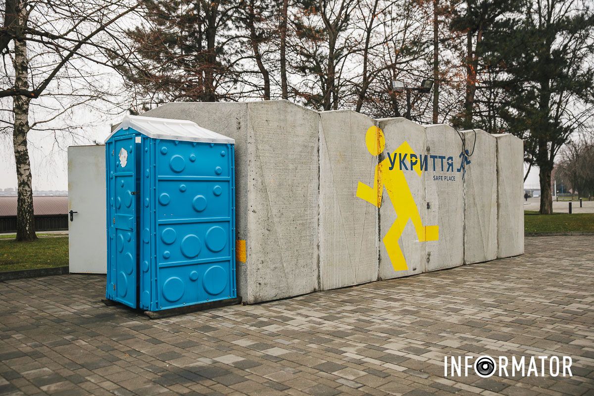 Поряд є вбиральня, однак укриття використовують як туалет Поряд є вбиральня, однак укриття використовують як туалет