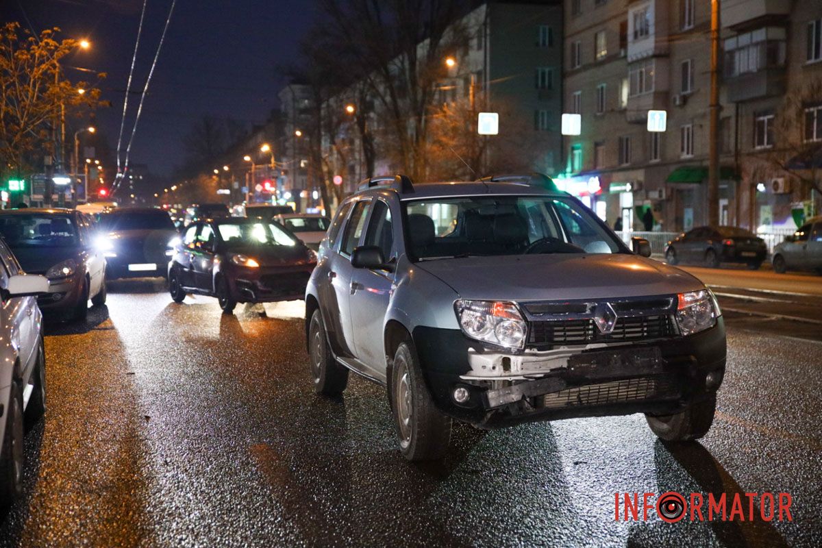 У суботу, 18 січня, у Дніпрі на проспекті Богдана Хмельницького сталася ДТП У Дніпрі на Богдана Хмельницького біля Terra зіткнулись 4 авто: рух ускладнено 1