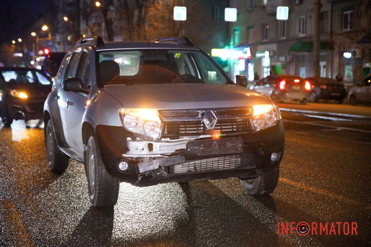Поблизу ТРЦ Terra зіткнулись Hyundai, "Таврія", Peugeot, Renault У Дніпрі на Богдана Хмельницького біля Terra зіткнулись 4 авто: рух ускладнено 2